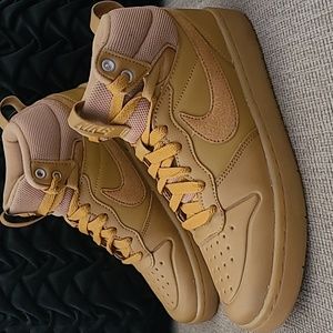 NIKE YOUTH COURT BOROUGH MID 2 WHEAT